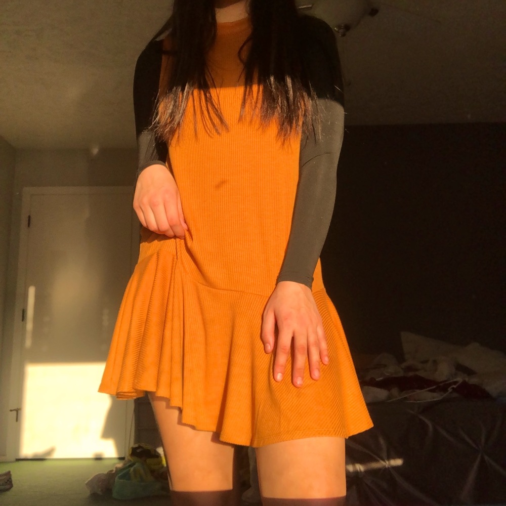 Cute yellow dress that is in practically new condition